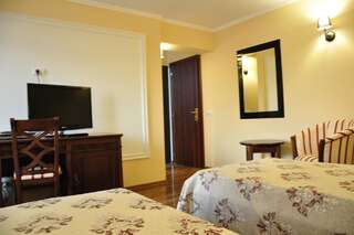Отель Vigo Grand Hotel Плоешти Улучшенный двухместный номер с 1 кроватью или 2 отдельными кроватями-1